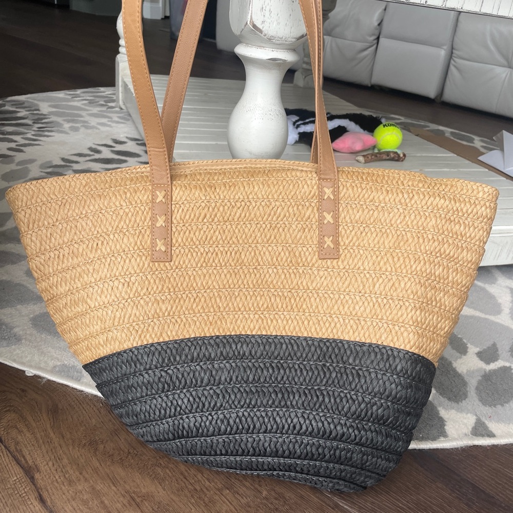 Rejolly straw bag.